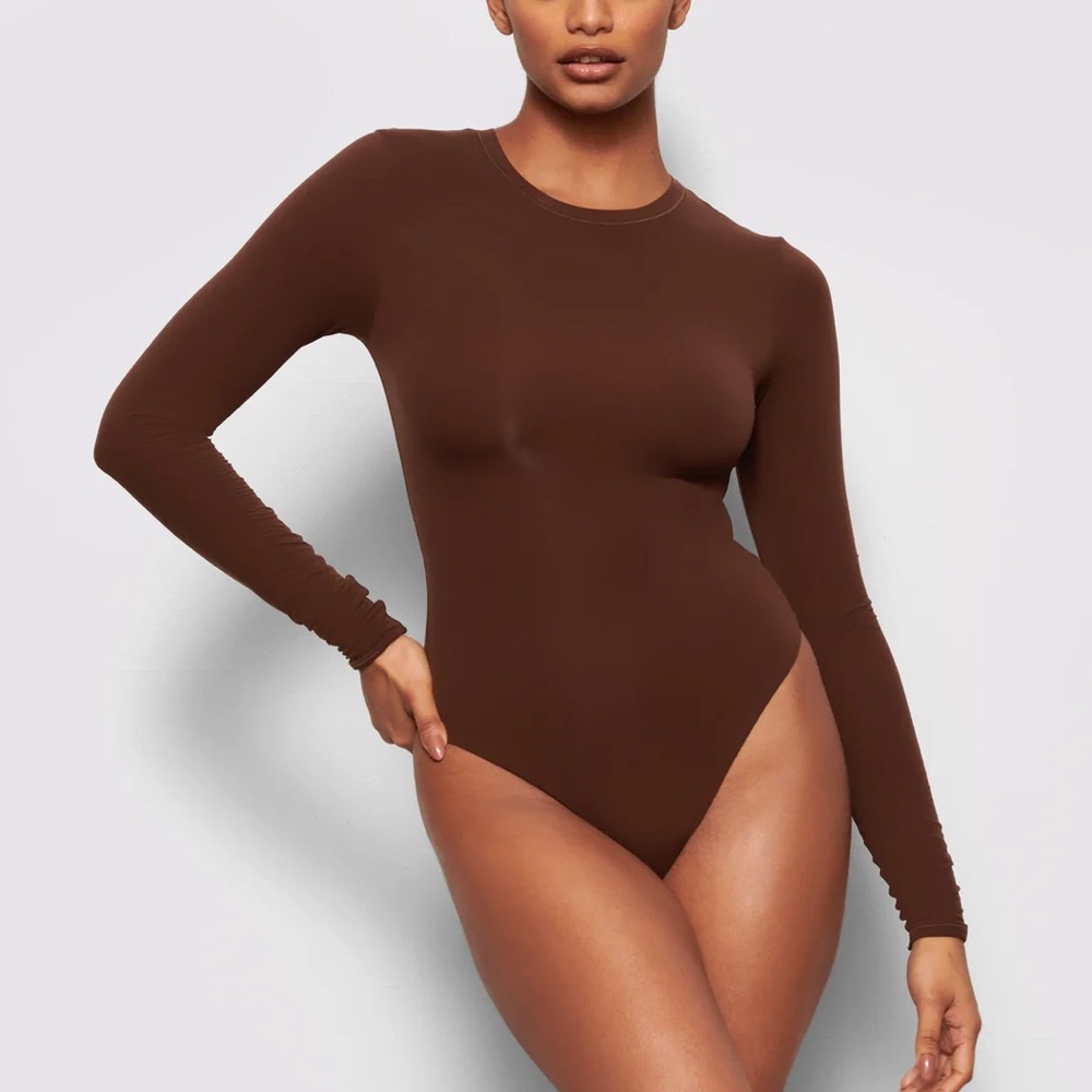 ‼️SOLD OUT‼️ SKIMS Fits Everybody Long Sleeve Crew Neck Bodysuit | Brown - Picture 1 of 11